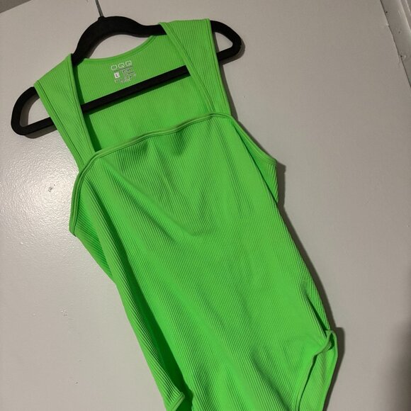 💚 Lime Green Short Sleeve Bodysuit – Flattering & Fierce! 💚 - Picture 1 of 3